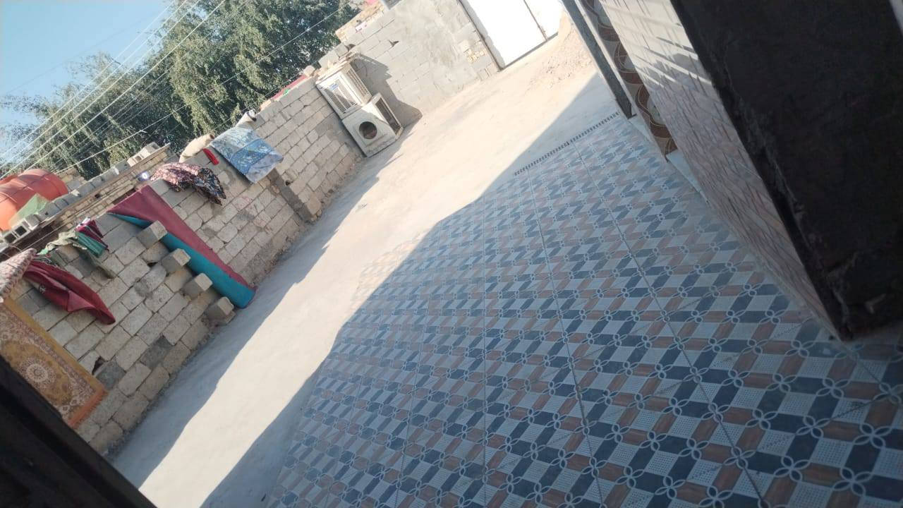 سلام عليكم عندي بيت للبيع ابحي ابو سكينء المساحه 180 البيت بلوك كلاب البناء جديد صار سنه ونص مبني عالي عن شارع البناء غرفتيم وصاله ومطبخ وحمام داخلي وحمامات خارجيات وبيتونه كبيره عل كد الاصاله وبيه مكان مال براني ومحل وكراج الخدمات ماي مجاري و كهرباء وتبليط وسعر عل خاص ورقمي أبيه واتساب *********** واسف عل طاله
