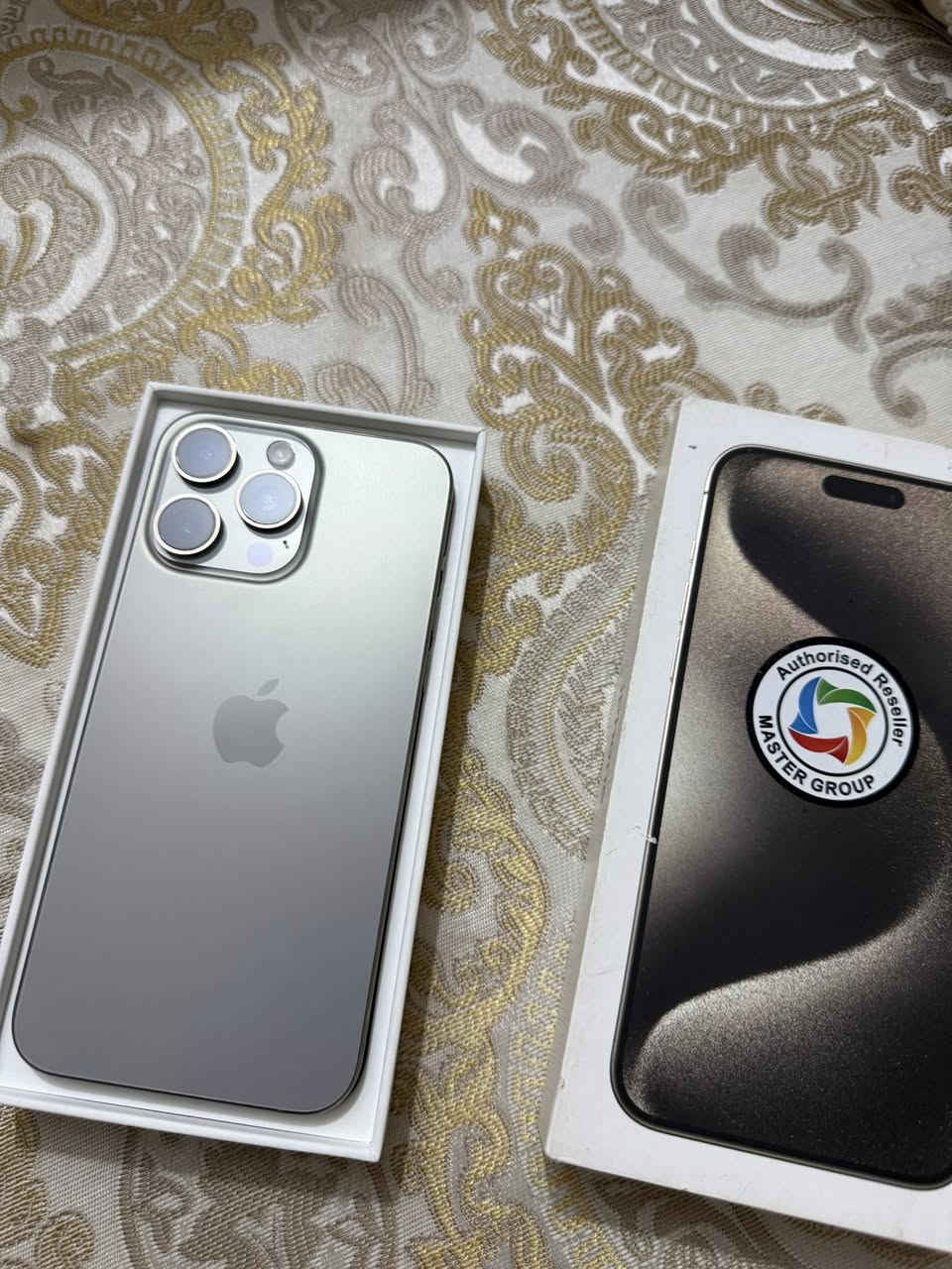 آيفون 15 برو ماكس ..شرق اوسط 

مكفول مامفتوح وتر بروف شرط مابي خلل مشكلة.. ع وضع البلاد 

بطارية 87% بلاديه 

ذاكرة 256 …نموذج M.AAA ماستر 

وياه كارتونه الاصلي مطابق .

مكاني نجف حي السلام 

السعر 985 وبي مجال

***********
