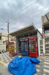 محل للبيع يتضمن 6 عارضات للمشروبات والالبان والعصائر ومجمدة واحدة للحو...