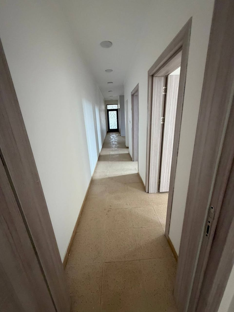 للايجار في السيدية ✅ ١٥٠م حديث مودرن 
يحتوي ٥غرف نوم و٣ حمامات
للاستفسار الاتصال على ***********
مكتب المصطفى للعقار ـ سيدية مقابل لحوم جويلي
