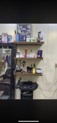 من رخصت الادمن محل حلاقة كامل للبيع  كراسي عدد 2  مراية عدد 2 ام اللد ...
