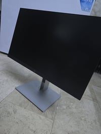 شاشة مكتبية و ترهم للالعاب الالكترونية جديدة ما مستعملة ابد حجمها كبير...