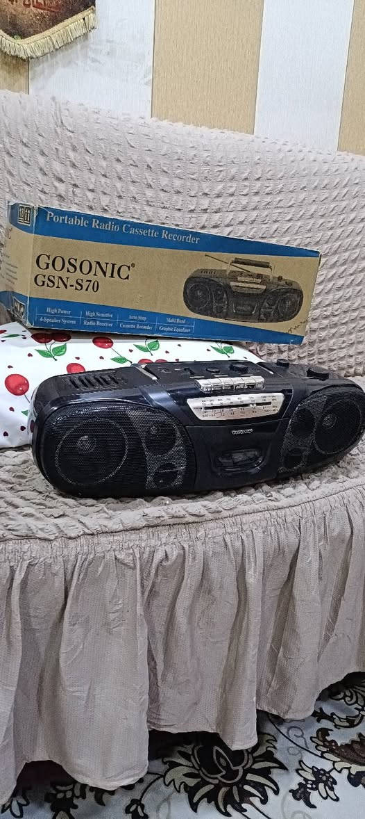 السلام عليكم
مسجل راديو جني سونيك مستعمل قليل نظيف جدا راديو اربع موجات FM  AM  SW1. SW2 مسجل راديو استريو السعر ٦٠  الف
العنوان بغداد مدينة الصدر 
موبايل ***********
