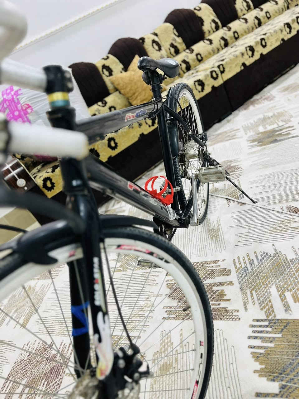 ئەم پاسکیلەبوفروشتن زورپاکوجوانە هەموگیانی بیلادی دوتای لوکی بوبستراوە تەنهاگیرەکەی ئیش ناکات 
سعری 50هزار معاملە 
عنوان کرکوک پنجاعلی 
***********
