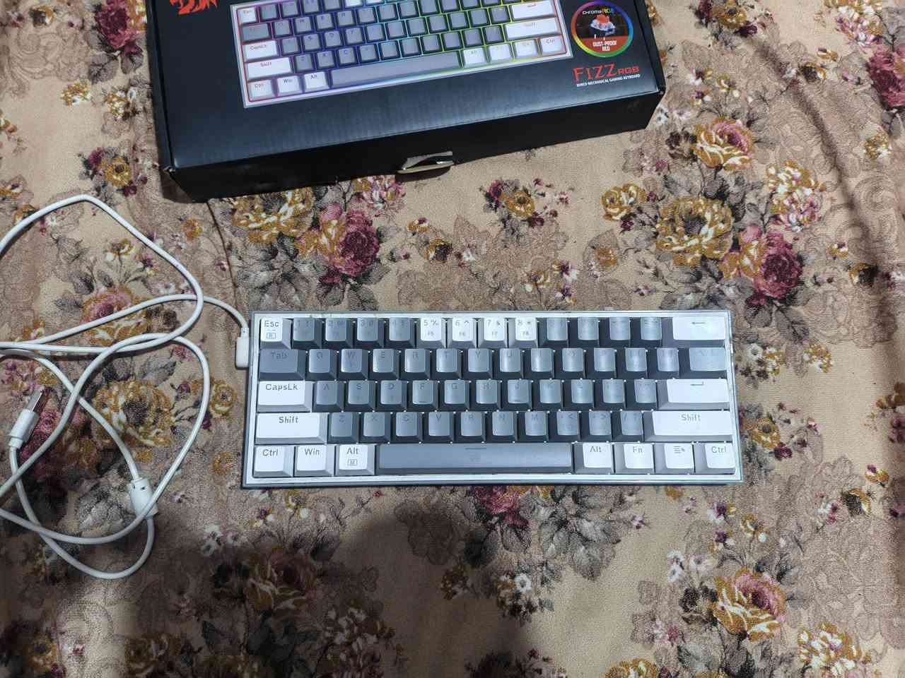السلام عليكم شباب، للبيع كيبورد الجيمنج الميكانيكي الشهير Redragon Fizz K617، الكيبورد غني عن التعريف ويعتبر أفضل خيار اقتصادي وشكspace ومظهر للقيمرز.
السلام عليكم شباب، للبيع كيبورد الجيمنج الميكانيكي الشهير Redragon Fizz K617، الكيبورد غني عن التعريف ويعتبر أفضل خيار  و مظهر للقيمرز .

مواصفات الكيبورد:

✅ النوع: ميكانيكي بالكامل (Mechanical Keyboard).

✅ السويتشات: سويتشات حمراء (Red Switches) خطية وسريعة، ممتازة جداً للألعاب والكتابة وصوتها متوازن.

✅ الحجم: 60% (صغير وملموم)، يوفر مساحة كاملة ومريحة لحركة الماوس باللعب.

✅ الإضاءة: إضاءة RGB كاملة مدمجة مع عدة أنماط وتأثيرات رهيبة تكدر تغيرها بكيفك.

✅ الربط: سلك Type-C قابل للفصل، يسهل عليك ترتيب الميز والتنقل.

✅ التخصيص: الكيبورد يدعم الـ Hot-Swappable يعني تكدر تبدل السويتشات بكيفك مستقبلاً.

📦 الملحقات والملاحظات:

الكيبورد نظيف جداً وبحالة ممتازة وشغال 100% بدون أي مشاكل.

يجي مع الكرتونة الأصلية والملحقات مالتها.

💵 السعر: [30 شامل توصيل] .

رقم تواصل (***********)

