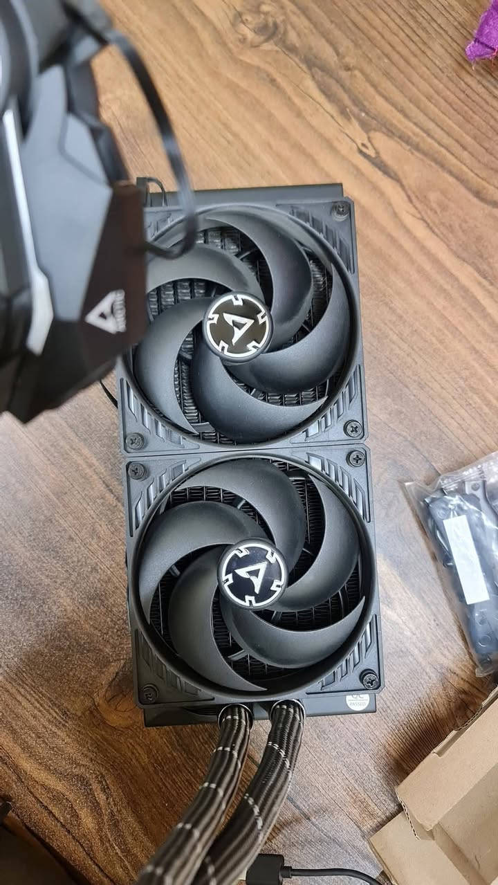 يدعم أغلب مقاسات المعالجات الحديثة، بما في ذلك:

Intel: LGA 1700 / 1200 / 115X / 2011-3 / 2066

2 مروحة ARCTIC P12 بحجم 120 mm

يسمح بالتثبيت على منصات AMD وIntel 

📏 الأبعاد:

الرادياتور: 277 × 120 × 38 mm

الوزن الإجمالي (يشمل الأنابيب والمضخة والمراوح): حوالي 1.2 kg

سعر 80 الف توصيل موجود


**إذا كنت صاحب هذا الإعلان وتريد حذفه لأي سبب، رجاءا أرسل رسالة إلى الدعم الفني**