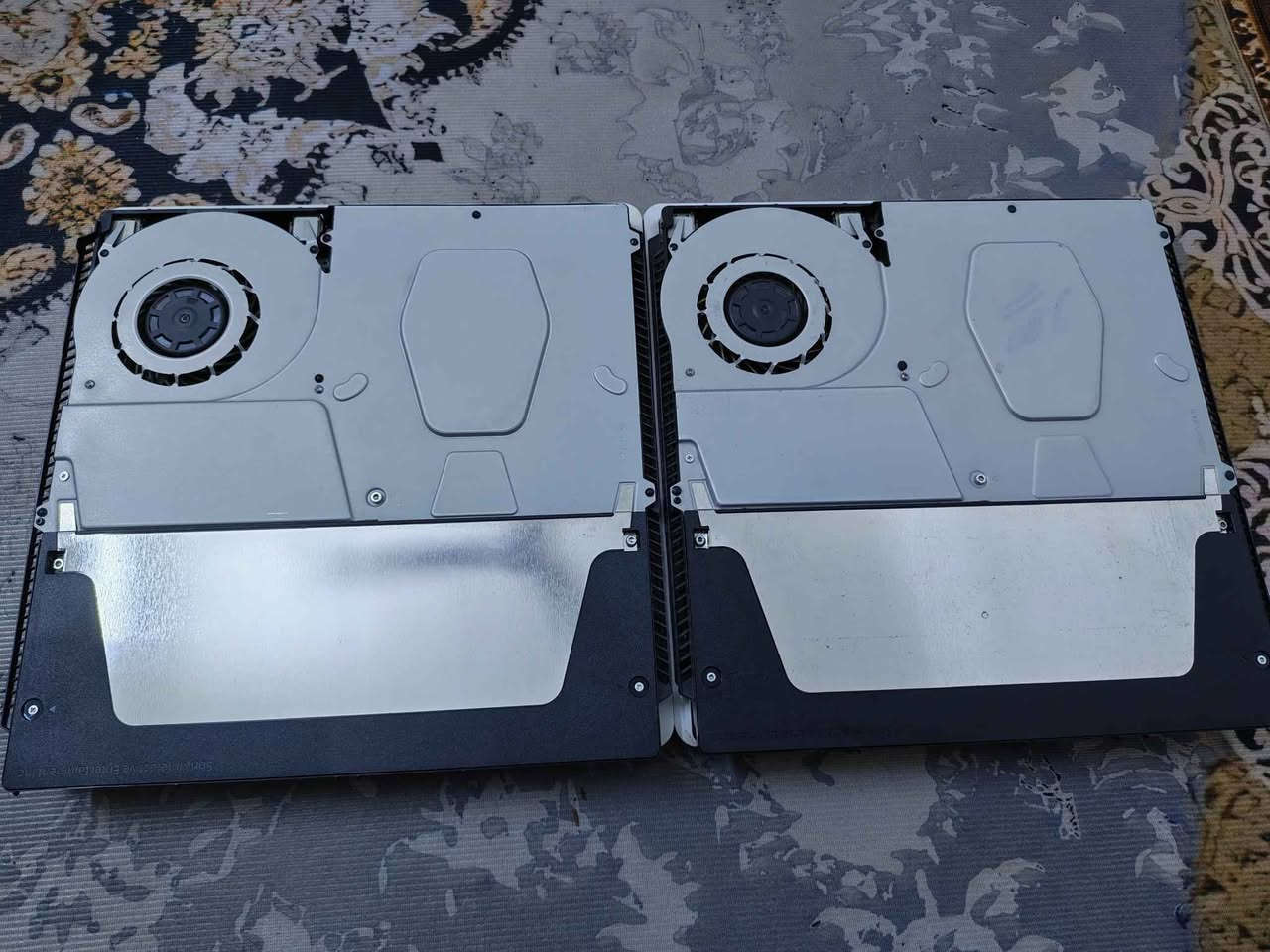 الاسم :- ps4 slim عدد 2 مهكرات
الذاكرة :- 500gb & 1tb كل جهاز يحتوي على 4 يدات بحالة جيدة 
النظام :- 9.0.0 مع الگولدهين تهكير بنقرة واحدة 
 والهاردات مفوله العاب وتكدر تنزل العاب بكل سهولة 
النظافة :- 90% 
موجود توصيل لباب بيتك 
باقي التفاصيل راسل واتس *********** بغداد, العراق
