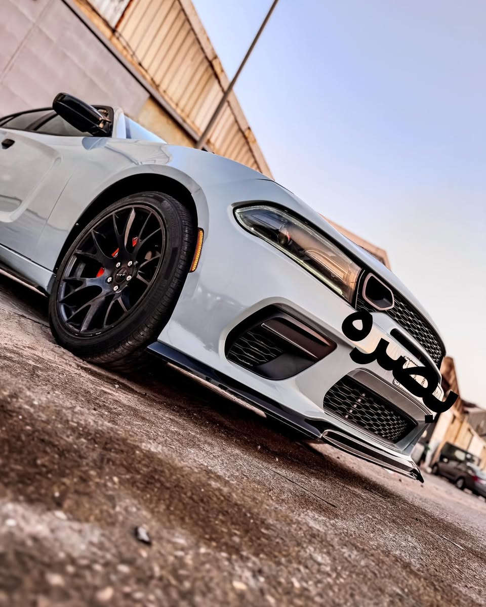 جارجر 2016 مرمزه23 حاجزلها بل مرور وترجع اصل 16 عشرين اربعه وكل المعامله ع حسابي سياره بدون ضربه ولا اير باك  مجرد حالوب بل قماره وضاله ع حالها سياره شاشه جبيره سته سلندر محدثه وأيد بدي دواخل كاربون فايبر لايتات متغير ع فون بك لايتات نحله صوت كروز من طول لطول ع ريمون تم تغير لون من سلفري إلى سموكنك فقط حزام السياره جاهزه من كلشي البصرة القبلة ***********  السعر 165
