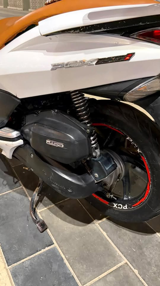 السلام عليكم...
دراجه بي سي اكس Pcx 
محرك 150c
ياباني 
الجيل الاول
محرك مكفول 
كفرات بلاديه
الدراجه فول حساسات 
حساس ازدحامات
حساس استاند 
كلشي بيهه شغال وكفول 
السعر 13 وبي مجال بسيط 
اتصل على الرقم ***********

