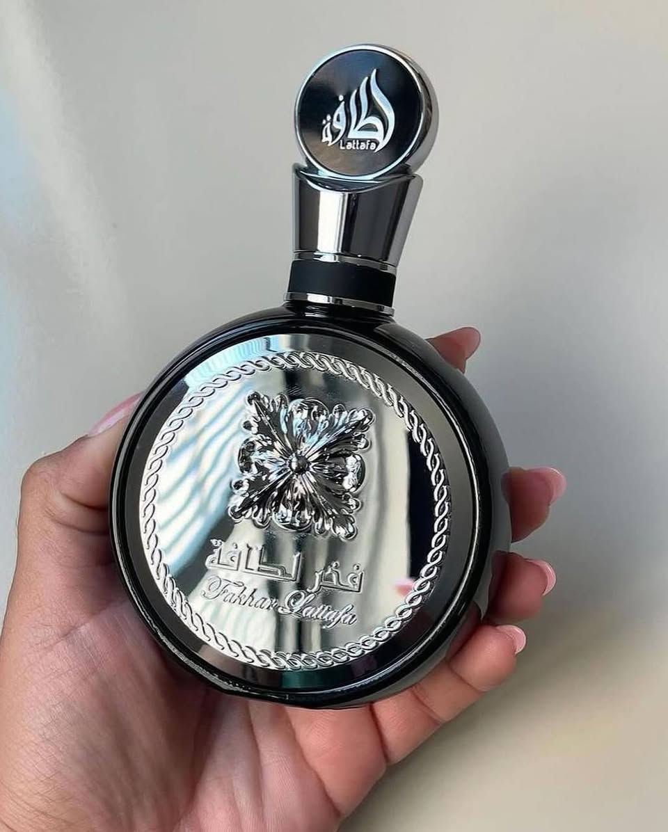عطور فخر الطافة من شركة لطافة الإماراتية  🇦🇪

🤍 الأبيض (نسائي - نظافة وأنوثة)
 الافتتاحية: ورد، ياسمين، وزهر البرتقال (إحساس بالنظافة).
 القلب: فواكه (فراولة ورمان) مع مسك الروم.
 القاعدة: فانيلا، مسك أبيض، وخشب الصندل (ثبات وعمق فخم).

🖤 الأسود (رجالي - حيوية ورزانة)
 الافتتاحية: تفاح أخضر، زنجبيل، وبرغموت (طاقة وانتعاش).
 القلب: ميرمية، لافندر، توت بري، وإبرة الراعي (لمسة رجولية).
 القاعدة: خشب الأرز، تونكا، عنبر، ولبان (ثبات عالي ورزانة).

💛 الأصفر (جذاب - طاقة وفخامة مخملية)
 الافتتاحية: جريب فروت، فلفل وردي، وفواكه استوائية (طاقة فورية).
 القلب: مسك الروم، سوسن، وياسمين (نعومة مخملية).
 القاعدة: عنبر، فانيلا، خشب الصندل، ومسك أبيض 🤍


**إذا كنت صاحب هذا الإعلان وتريد حذفه لأي سبب، رجاءا أرسل رسالة إلى الدعم الفني**