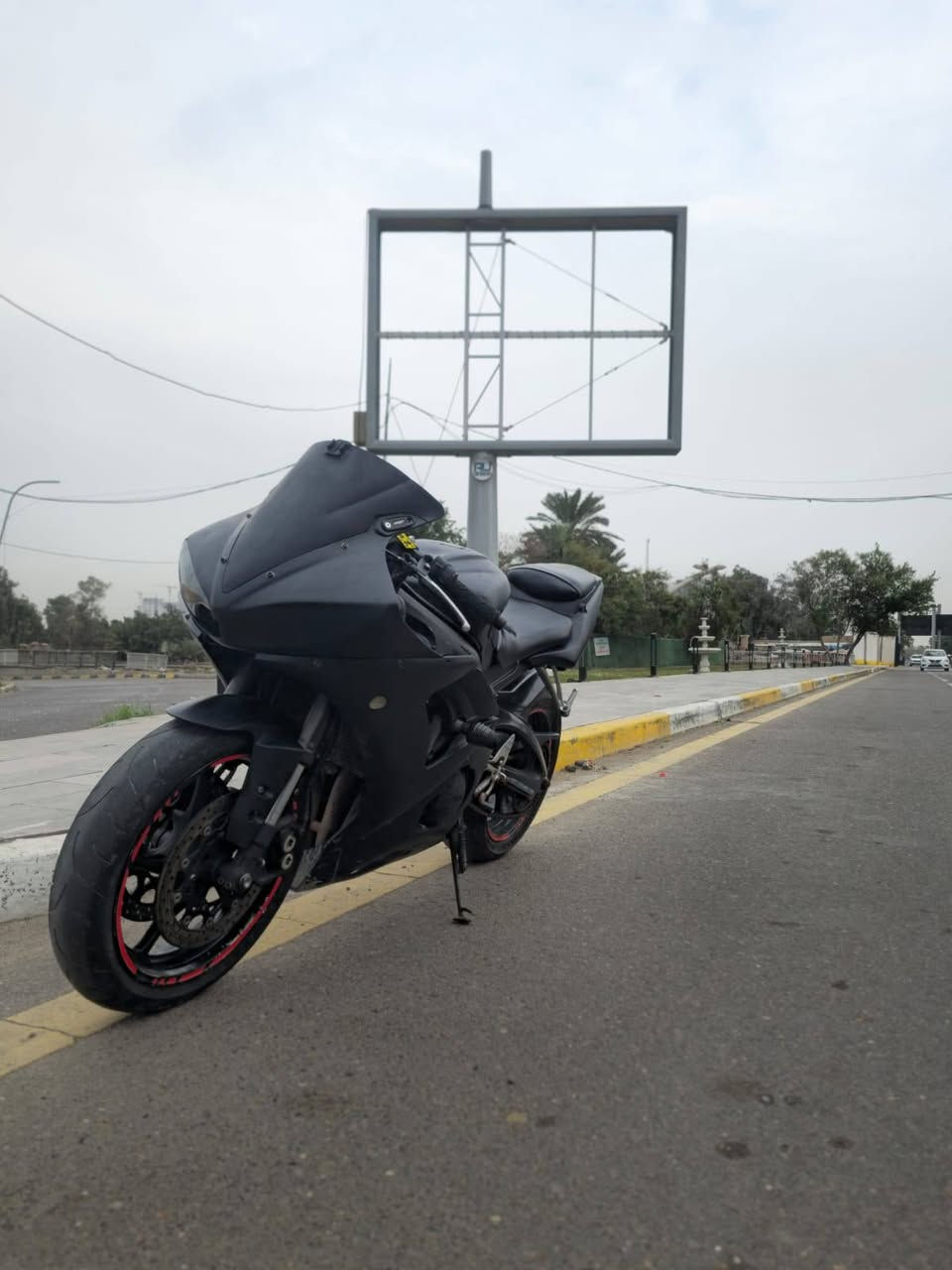 سلام عليكم ياماها r6 2005 دراجة مكفولة ماشية 42 ميل عليها هدرز شوته k&n باور كوماندر واكزوز sc صوتها مرعب وعالي كلش باكات بلمعدل دراجه مبرمجه وزايده 15 حصان وعليها تسكيرات r6 كير ومحرك مكفولات وياها مازده كاملة جديدة اضافيه دراجه نظيفه شلعه ومعدل تشك الكاع دهن موتل محرك نظيف عليها ادامة كامله  بيها اوراق ومزادها موجود مكاني بغداد دورة سعر عالواتساب ***********
