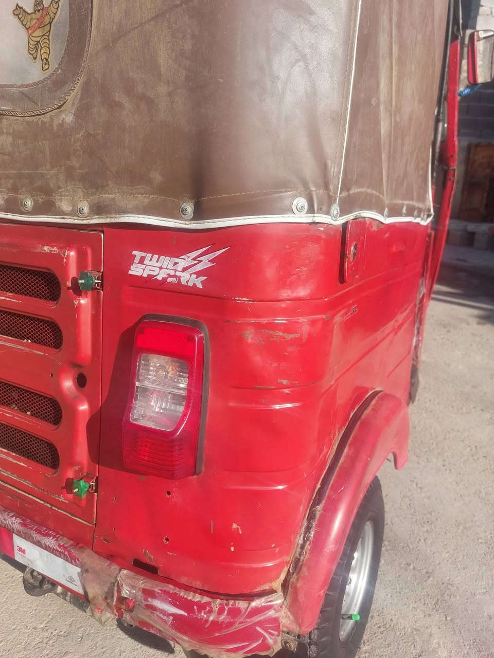 سلام عليكم تكتك 2017 شهر 12 اوارق المصطفى تكتك حلوة او نضيفة بيهة خياسات بسيطة بس التكتك عدلة بيهة تخم تاير جبلي كهربائيات كلهة شغالة عدة كيج بانزين طوافة خربانة التكتك البارحة مجفتهة بعدهة عل سحك شرط الغراض القديمة موجودة محرك البلادي بيهة مسجل او دمام او زنون شرط يعمي تكتك مال جناي.          ( سعرهة 3300 اوبيهة مجال قليل حك الجية  ) 
اثير ***********
اسيا *********** بيهن واتساب اي ستفسار اتصل 
مكاني شعب نهايت الفورتات
