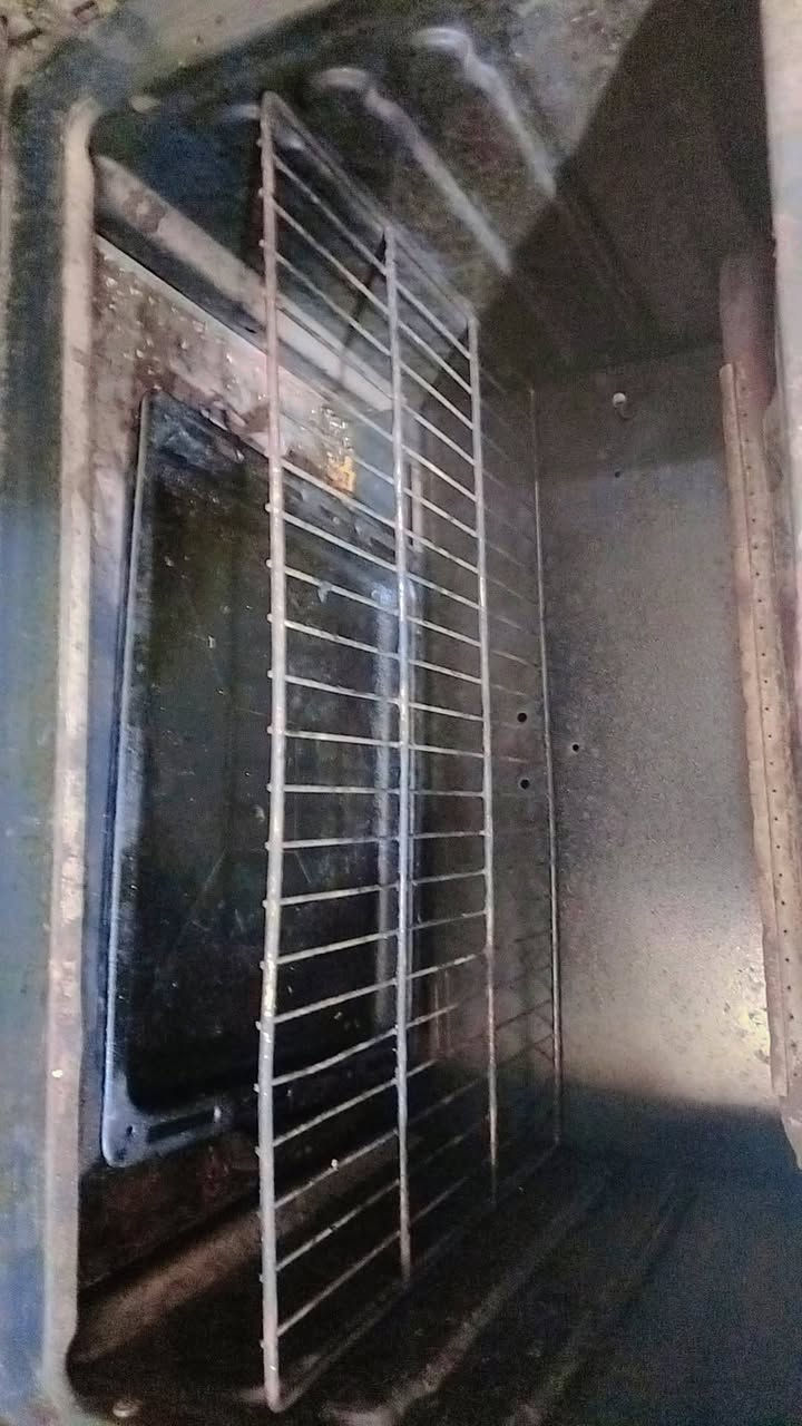 طباخ للبيع شغال شرط الشغل فرن وعيون فقط بس عينين فالتات من جوه ما يشتغل السعر 125 وبي مجال  ***********
