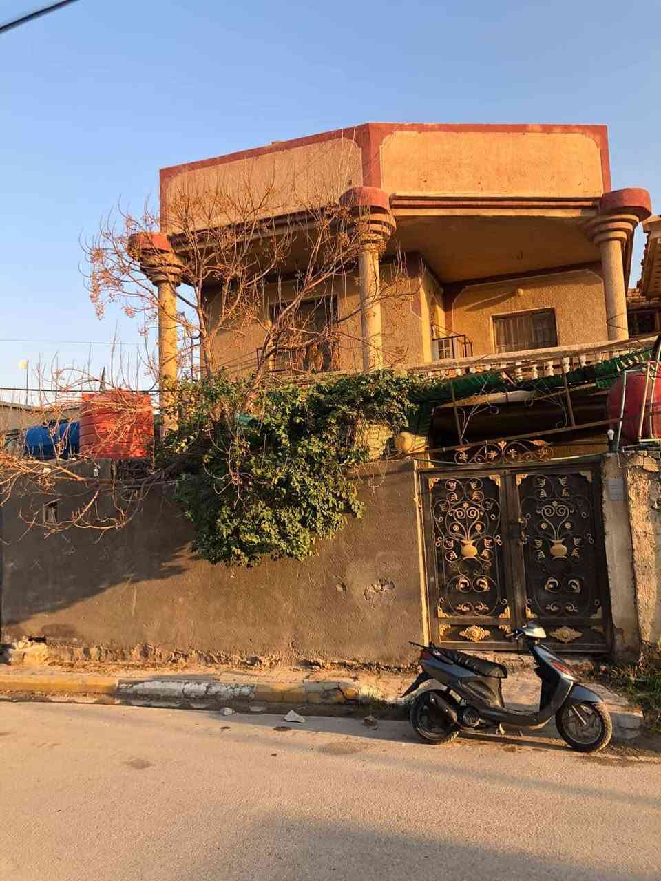 سلام عليكم بيت للبيع حي شهداء مجاور مدرسه المناهل العلم البنات المساحه 200م طابقين 
الطابق الارضي غرفتين وصاله ومطبخ واستقبال وحمام وتواليت
والطابق الثاني 4 اغرف + صاله
تاريخ بناء الارضي 2005 
وطابق الثاني 2010
الطابق الارضي طابوق جمهوري
للاستفسار ع رقم تالي ***********
