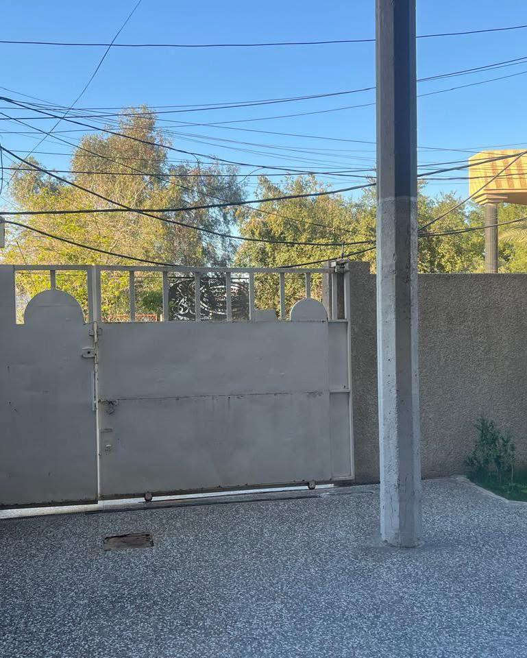 للبيع موقع ممييز مع تشجير ٤٠٠م امامي
البلديات قرب الجسر الجديد طابو صرف
يبعد عن شارع المشتل الرئيسي 
١٥٠متر
الواجه ١٢.النزال ٢٠ 
المساحه الكليه  240متر
يحتوي على كراج وحديقه مع حمام خارجي
الطابق الارضي
استقبال وهول مستقل وغرفه نوم 
مع الخدمات وحولي الدرج مع ترك 
عدد ٢
الطابق الاول 
يحتوي على ٤غرف نوم مع الخدمات
لمزيد من المعلومات
الاتصال على الرقم
***********
مكتب عقارات القناة
