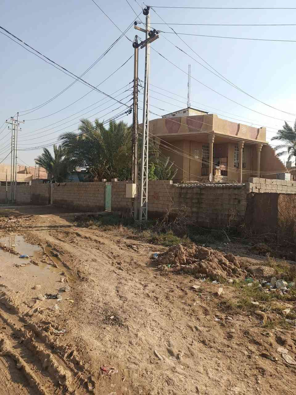 بيت للبيع خلف مكتب بيروت على الشارع الحولي 60 وشارع 30ركن مزدوج مساحة 200متر ملك صرف طابو طابقين البناء حديث والتسليح هندسي الموقع تجاري ويصلح محلات رقم صاحب الدار ***********
