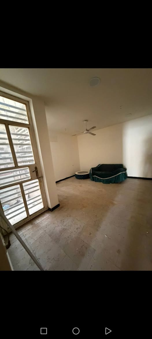 عقار للبيع مساحة /67متر ونص يحتوي على 3غرف نوم وصالةومطبخ وخدمات بيت نظيف جدا موقع ممتاز حي جهاد مقابل الرفاق الأولى  موقع ممتاز /اي الاستفسار على هذا الرقم ***********
