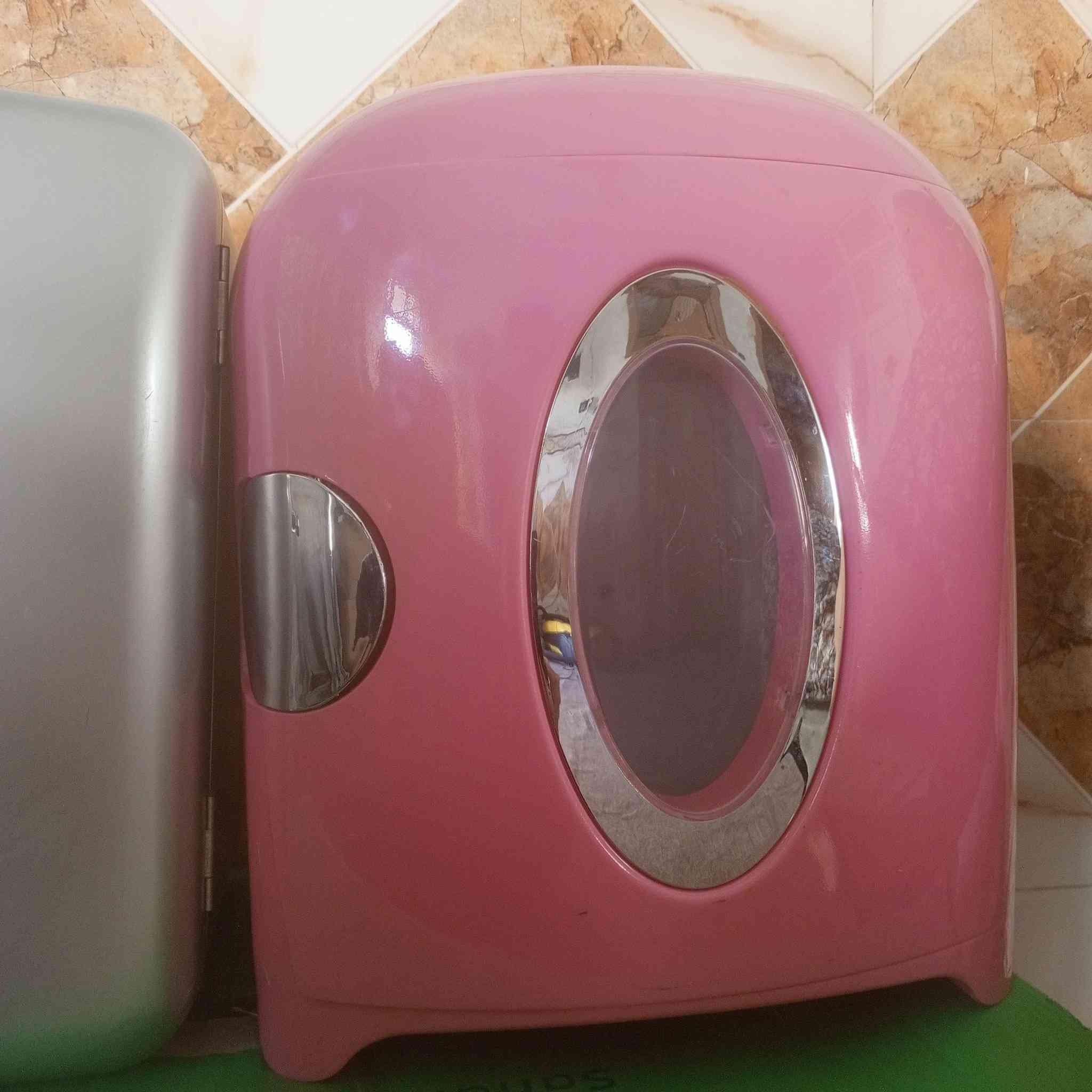 ثلاجه حجم صغير مناسبة لتبريد المشروبات، الوجبات الخفيفة، أو مستحضرات التجميل.
 لا تشغل مساحة كبيرة، مما يجعلها مثالية للمكتب، السيارة، أو غرف النوم.
القطعه (٢٥ )


**إذا كنت صاحب هذا الإعلان وتريد حذفه لأي سبب، رجاءا أرسل رسالة إلى الدعم الفني**