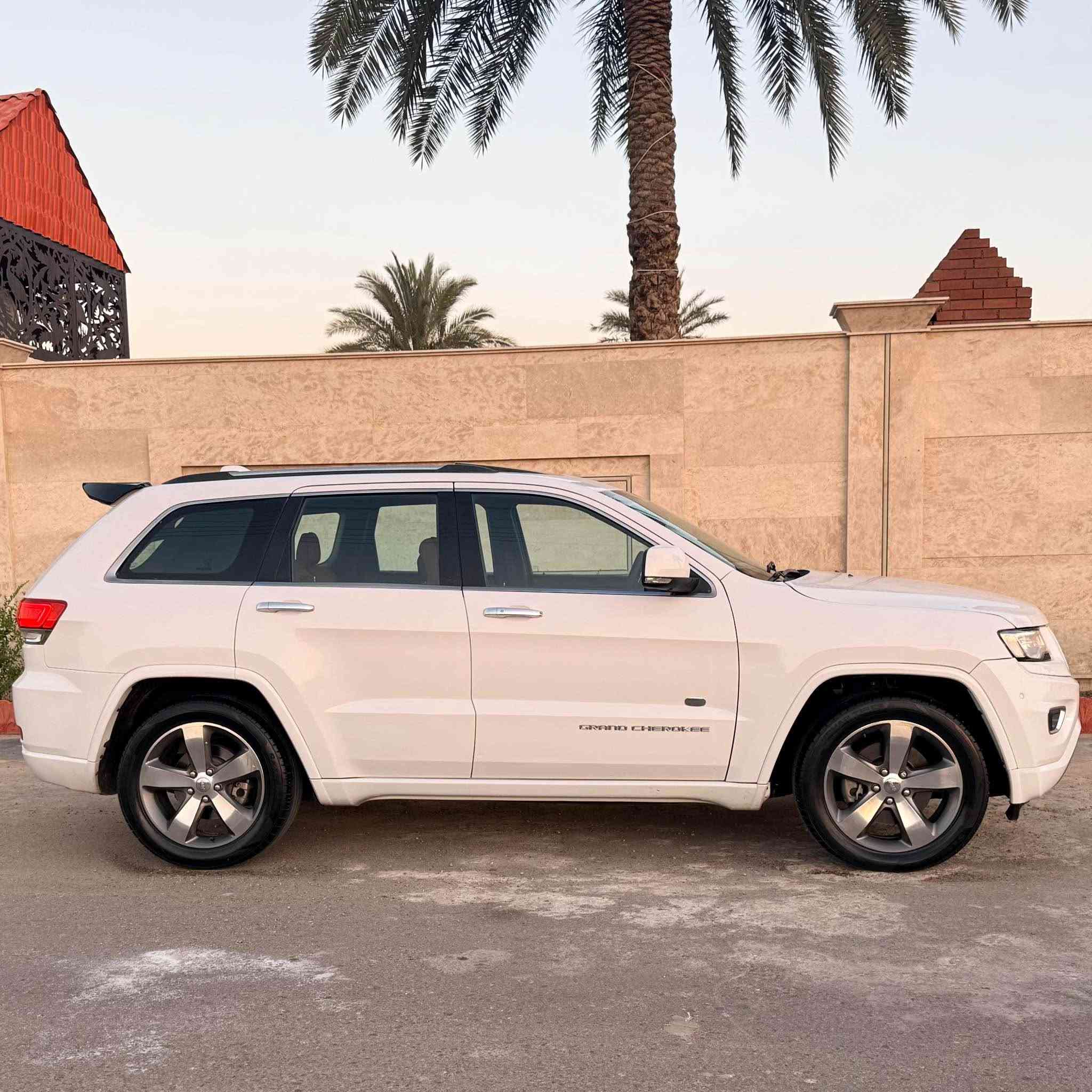 اوفر لاند موديل 2014خليجي

فول مواصفات 

داخل ملكي

المحرك : V6.  3.6L

ماشية 190 الف كيلو

 رقم بغداد حلوه شبه مميزر بسمي

المواصفات 

* دفع رباعي 4x4 . 

* سقف بانوراما . 

* نظام التعليق هوائي (جكات) . 

* ستيرن كهربائي . 

* لايت الأمامية زنون . متحرك 

* كشافات الضباب زنون .     

* تشغيل عن بعد .

* صندوق كهربائي .

* داخل مشمشي  .

* حفظ وضعيات الجلوس (ميموري) . 

* المقاعد الأمامية كهربائية .

* المقاعد الأمامية تبريد وتدفئة .

* سستم صوت الباين. 12 سماعه مع دمام خلفي

* حساسات أمامية

* حساسات خلفية .

* كاميرا خلفية .

* تدفئة ستيرن . 

* بخاخ ماء على المصابيح الامامي.

* المرايا الجانبية قلابه

* مرايا متحسسه للضوء العالي . 

* مقود السائق من الخشب . 

* بلوتوث تلفون . 

* محدد سرعة . 

* نظام التشغيل والاطفاء الاوتوماتيكي ( Auto Start System ) .

رادارات جانبية 
نقطه عمياء
وبعد بيها هواي مواصفات

سيارة انطخت بيدي صار بيها صبغ بنيد 

اخشوم جاملغ فقط لباقي كفاله بدون دواخل بدون ايرباك موجوده صورها لمن انطخت 

سياره بالحقيقه احلى من اصور 
مكان السياره بغداد الدوره
*********** بغداد, العراق
