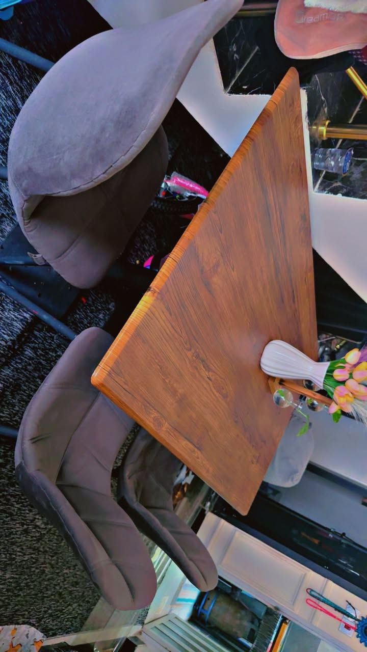 السلام عليكم ميز طعام 6 كراسي للبيع نظيف جداً خشب سعر 130 الف ***********
