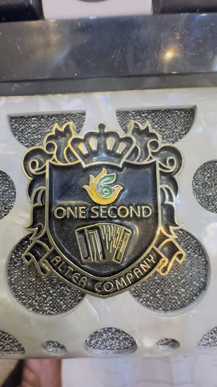 #أكورديون_زري
آلة موسيقية نفخية وإيقاعية . (Button Accordion)
الأكورديون من صنع "One Second" 
وتحديداً هذا النوع يسمى بايان (Bayan) أو أكورديون كرواتي
زرّي، لأن لوحة المفاتيح الجانبية تعتمد على الأزرار البيضاء والسوداء بدلاً من مفاتيح البيانو التقليدية.
الازرار—-
• الأزرار العلوية (البيضاء والسوداء): 
تُستخدم لعزف النوتات الموسيقية والألحان (الجانب الأيمن للمعزف).
• الأزرار السفلية الصغيرة: 
تُستخدم لعزف البيس (Bass) والمقامات المصاحبة لضبط الإيقاع الخلفي.

كارتون وياه فتحته حتى اصورة الكم
ما مستخدم الجهاز وما بيه اي خلل وضرر . 
مهتم ادخل خاص وانته قيم 
لان سعر الموقع ما نمشي عليه ما يفيدكم ❤️


**إذا كنت صاحب هذا الإعلان وتريد حذفه لأي سبب، رجاءا أرسل رسالة إلى الدعم الفني**