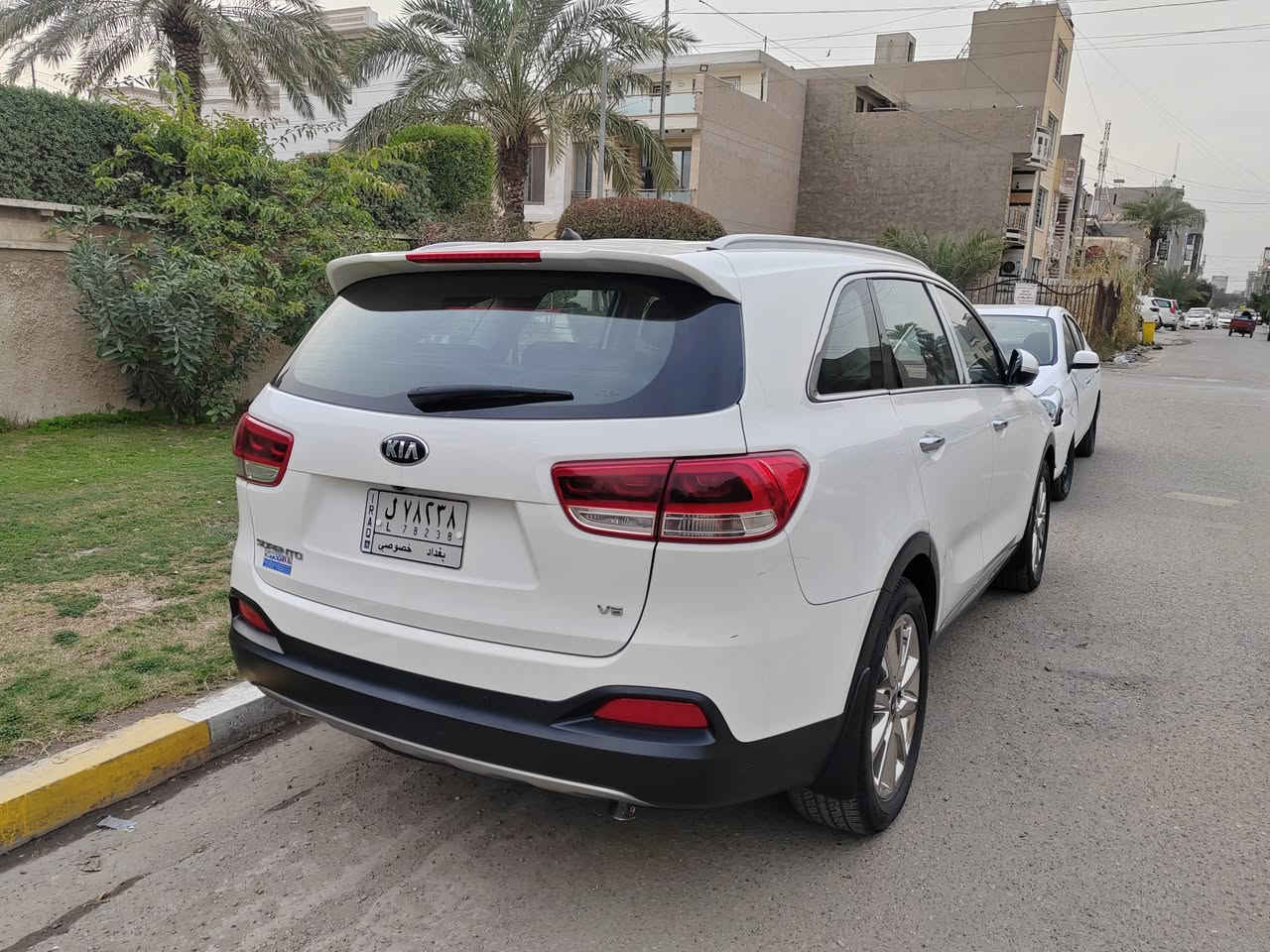 السلام عليكم  
كيا سورنتو موديل 2018 خليجي كفالة ماعدا بارد قليل بالباب خلف الصدر + شخط بنفس الجهة موضح بالفديو والصور + ملاحظات بسيطة 

حدادية جديدة جداً 
 رقم بغداد 
 مامتعوبة نظيفة  
  ماشية 80 الف وقابل للزيادة
مواصفات السيارة 
بصمات ابواب 
بصمة تشغيل عدد 2
بصمة باب الصندوق 
صندوق كهرباء مع شفط
اشاير بالمري 
المري شفط
كامرا خلفية دوارة 
ويل كروم 19
نظام ترحيب  
زركات لايت
لد امامي
لد خلفي 
كشافات ضباب امامي 
كشافات ضبابي خلفي
حجم المكينة 6 سلندر المرغوبة
بردات تضليل خلفية بلادية 
كشنات جلد بلاديه
كشنات 2 كهربائي
مخارج اواكس يو اس بي
عدد المقاعد 7 راكب 
حساس امامي 
حساس خلفي 
مساعد ركن السيار
ستيرن كهرباء 
تحكم ستيرن  جهتين
نظام ايكو 
نظام سبورت 
نظام نورمال 
تبريد 3 قطع  ثلج الحمدلله 
ومواصفات اخرى 
مكان السيارة بغداد زيونة 
رقم الهاتف *********** 
السعر 235  وبيها مجال بسيط
للطيبين
