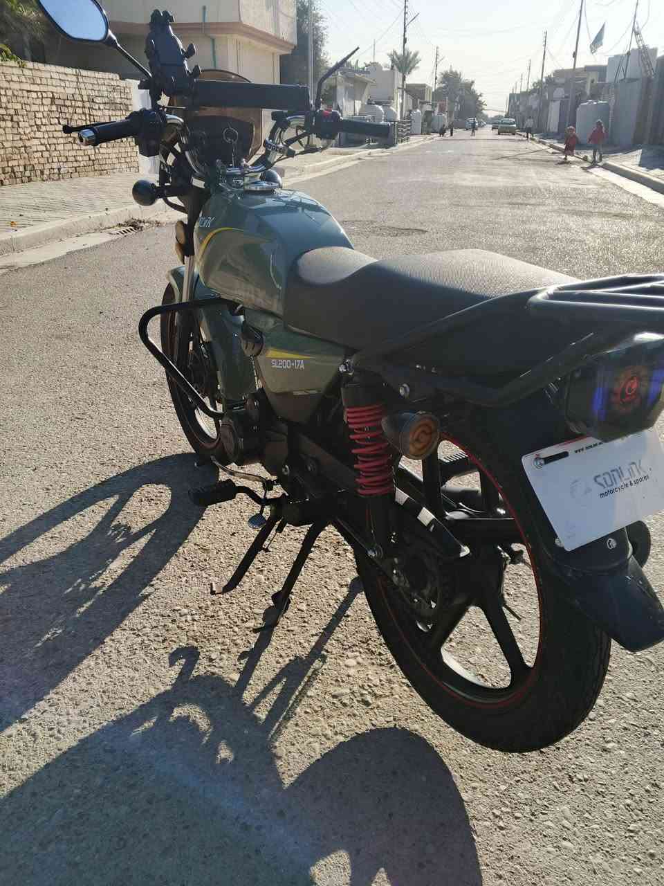 سلام عليكم شباب دراجه يرانيه سونك مديل جديد 25 محركه 200 سسي دراجه نضيفه كلشي شغال ماشيه 500 كيلو سعره 900 بيه مجال قليل اوراق سكنر  هاذه رقمي للتواصل *********** متواجد بس عل خط او اوتساب

