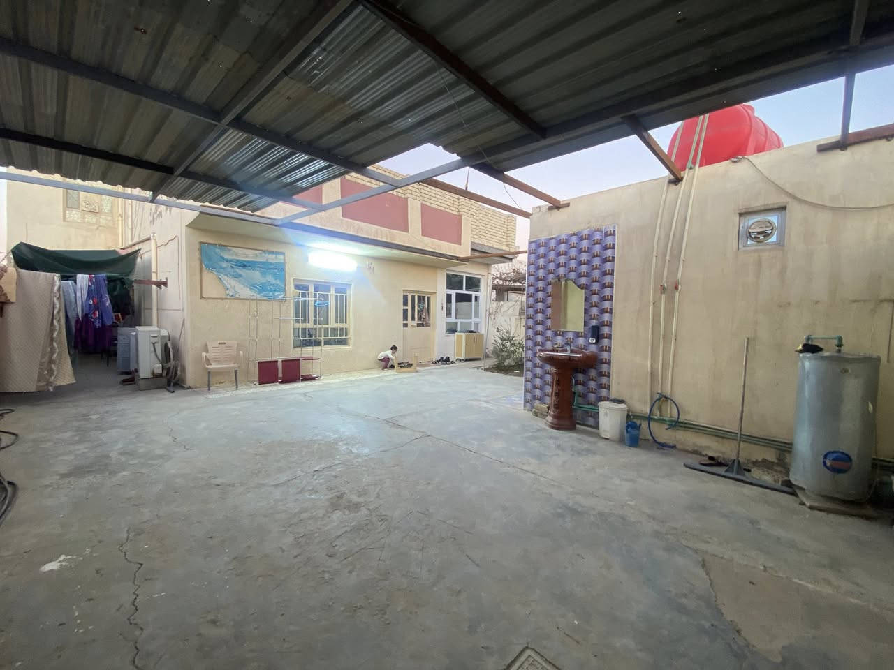 🔴للبيع بيت مساحة (300) متر
بناء طابقين طابوك (مسلح صب كونكريت)

استقبال (4*6) ومطبخ (4*4) وصالة (4*6) 

غرف عدد (3) اثنين جوه وحدة بالطابق الثاني

الأرضية كاشي للطابق الأرضي  وسيراميك للطابق الثاني 

مجمع صحيات عدد (3) خارجية وداخلية وخلف البيت 

مخزن خارجي يصلح محل (4*3.5) متر

كراج يستخدم لسيارتين مع حديقة مرتبة 

مع كافة الخدمات واصل 

الموقع حي العهد قرب فلكة الزعيم عبد الكريم

طابو زراعي سند (25)

السعر 130 وبيه مجال 

***********

***********
