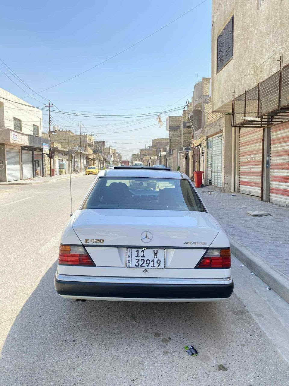 السلام عليكم
مرسدس موديل 93 لون ابيض 
السياره وضع شركة مصبوغ عام الجماليه 
السياره كير مكينه حداديه جديد مكفول 
السياره جاهزه من كلشي  محرك ابو الخراطيم كشنات كهرباء ستيرن كهرباء فتحه بسقف كأمره تبريد اصلي سياره بسمي 
مكاني بغداد رقم تلفون ***********
