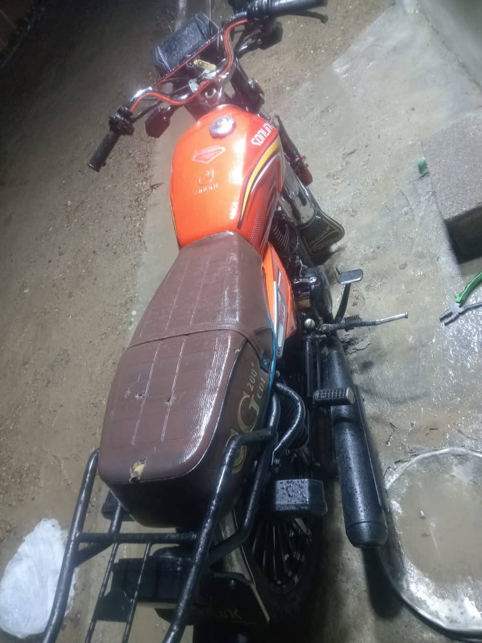 سلام عليكم سيفان ٢٤ نضيفه شوفت عينكم نقصه بس باتري كلشيء شغال بيها أوراق منضومه زنون لون مميز بيه محرك يشك الكاع شلعه ومعدل أدك عندك ١٢٥ بريكات كلشيء شغال مكاني حي اور الشعب سعر ٦٢٥ وبيها مجال مو شراي اعبر المنشور ***********
