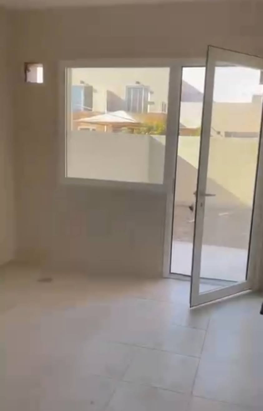 دار حديث بمجمع الكوثر
المساحه ١٥٠متر

غرفتين نوم، هول، استقبال، مطبخ، صحيات عدد 2.. 

كراج للسيارة وحديقه

 تدفع مقدمة 90مليون ليكدام! 

مطلوب البيت للمصرف 100مليون تبقه وره المشتري؟ 

كل شهر تسدد 500الف فقط

السعر الكلي 190مليون

اتصل هنا ***********
واتساب ***********
