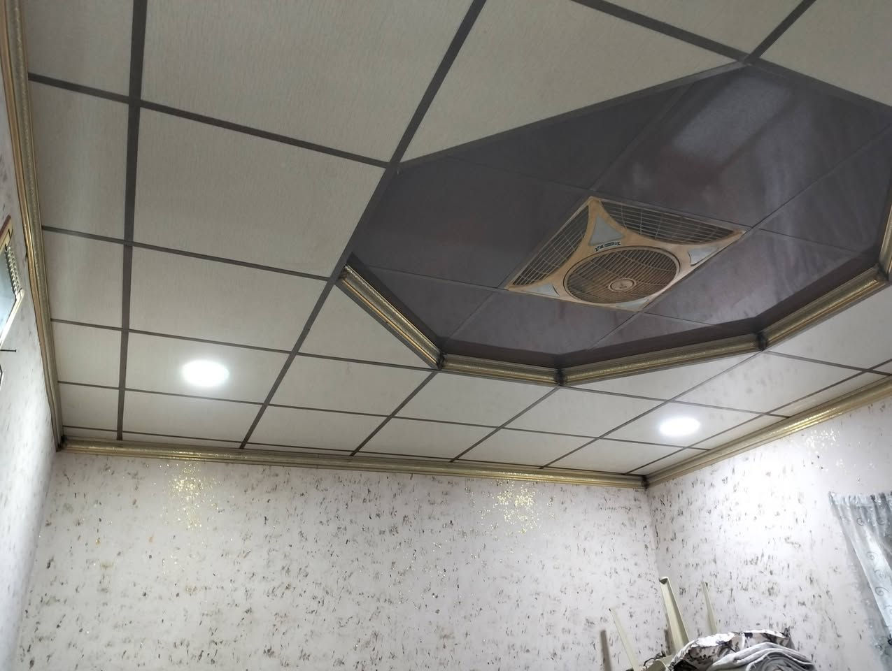 السلام عليكم الدار للبيع في حي البكر شارع المنظمة مساحه 180 كرت بلدية الدار يحتوي على غرفتين نوم واستقبال وهول وحمام وتواليت داخلي وخارجي .سعرها 85مليون وبي مجال للاستفسار الاتصال على الرقم ***********
