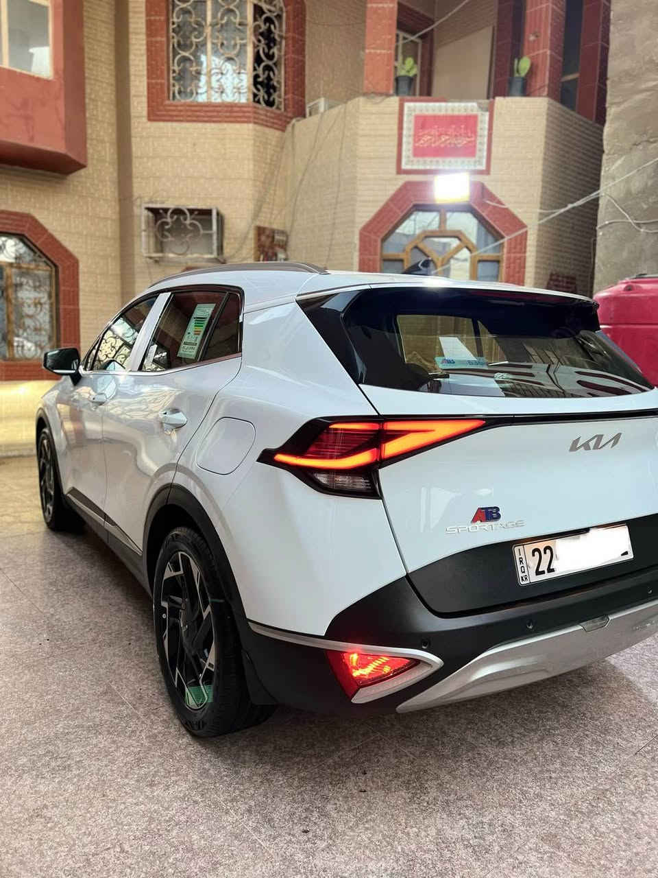 🚗 للبيع: كيا سبورتاج 2025 (بحالة الشركة)
المواصفات العامة:
 الموديل: 2025
 المحرك: 2000 دوش (DOHC)
 المسافة المقطوعة: 35 ألف كم فقط
 الرقم: أربيل الجديد (باسم شركة، وكالة أو تحويل مضمون)
 الضمان: مكفولة ضمان شركة نيم (NIM)
✨ المواصفات والكماليات (فول مواصفات عدا البانوراما):
 التشغيل والتحكم: بصمة تشغيل + بصمة أبواب + تشغيل عن بُعد + مثبت سرعة.
 أنظمة القيادة والأمان: رادارات جانبية + نظام منحدرات + أوتو هولد (Auto Hold) + أنظمة قيادة متعددة.
 الحساسات والكاميرات: حساسات أمامية وخلفية + كاميرا خلفية + حساسات إطارات.
 المقصورة والداخلية: كراسي جلد أصلي (مدوشمة جاهزة) + كراسي كهرباء (عدد 2) + تدفئة كراسي + ستيرن تدفئة.
 التبريد والشاشات: شاشة تدعم أبل كاربلاي وأندرويد أوتو + تبريد قطعتين.
 الإضاءة والمظهر: ليد نهاري + بك لايت ليد + مرايات شفط.
 الميزات الإضافية: صندوق خلفي كهربائي + سايد بريك بصمة (إلكتروني).
🔍 حالة السيارة:
 السيارة بوضع الشركة وبحالة ممتازة جداً (حيل جديدة).
 كل أغراض الشركة ملحقاتها موجودة وغير مستخدمة.
💰 السعر والاتصال:
 السعر: 215ورقة ($21,500)
 للاستفسار والاتصا البصرة, العراق


**إذا كنت صاحب هذا الإعلان وتريد حذفه لأي سبب، رجاءا أرسل رسالة إلى الدعم الفني**