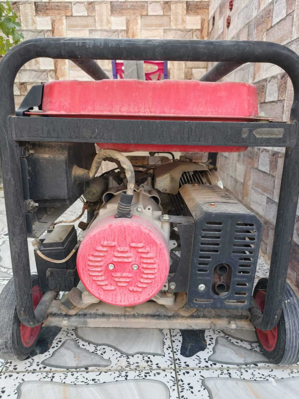 مولده .بنزين  35 امبير صافيها 28 او 30 امبير
برغي واحد ما مبدل بيها المولده ما متعوبه ولا مشتغله هواي لانو بس للظروريات تستخدم  فقط. طبعا المولده قويه تتحمل ثنين سبالت   .تكدرون تستخدموها (الحدادين ومنصبي السبالت) وغيرها 
للتواصل ***********
