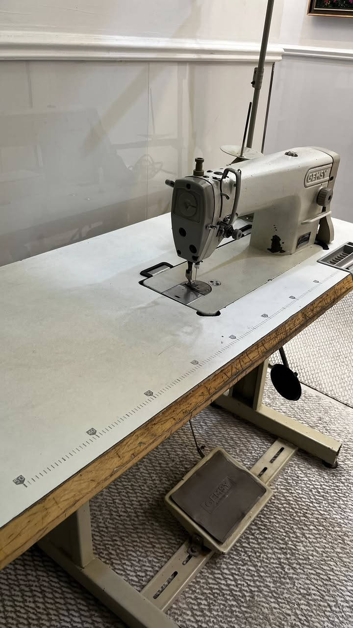 السلام عليكم ورحمة الله وبركاته 
للبيع جهاز مكينة مال خياطة نظيفة جداً قليل الاستخدام 
نوعية جيمسي فقط فيه ملاحظة صغيره فقط يحتاج تبديل سن ومأشر عليه في الصوره
السعر 250 الف بيه مجال 
رقم الهاتف ***********
العنوان كركوك
