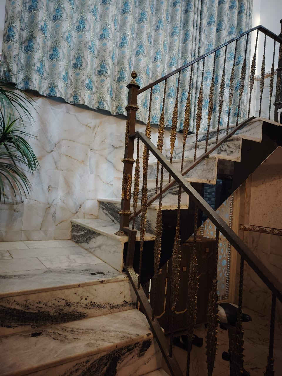 دار للبيع في حي النفط الجديد مجاور لمنطقة ٣٦ شارع السيد.
مساحة ٢٢٠ متراً يطل على شارع عرضه ٢٠ متراً.

طابق أرضي: غرفتان وصالة واستقبال ومطبخ ودورات مياه.
طابق أول: ثلاث غرف وصالة ومجمع دورات مياه.
بناء حديث درجة أولى.

موقع المكتب السماوة إسكان مقابل صيدلية رواد. 

‭٠٧٨٠ ٨١١ ٩٧٦٣
