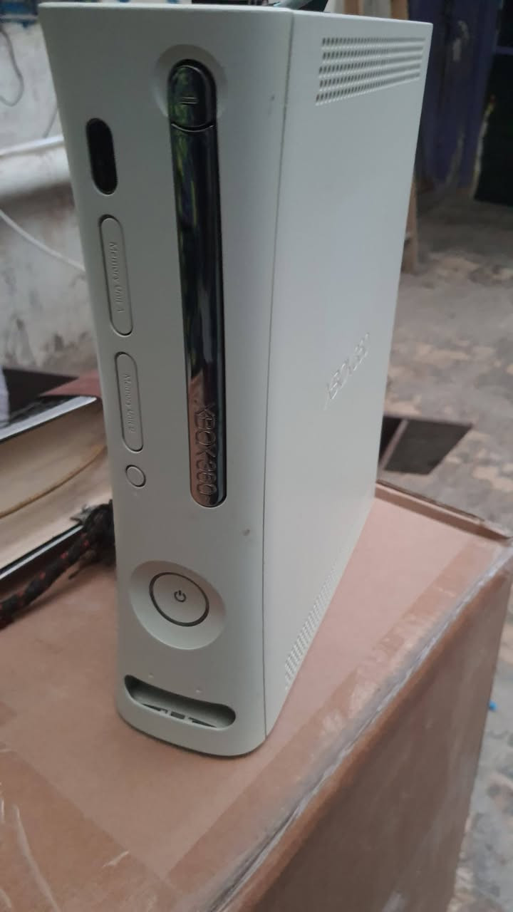 اكس بوكس 360 فات شغال كامل ملحقاتة يشغل أقراص لاصلي وكوبي 16 لعبة قوية مكاني جميلة شارع  خير الله سعرة 70الف بي مجال  ***********
