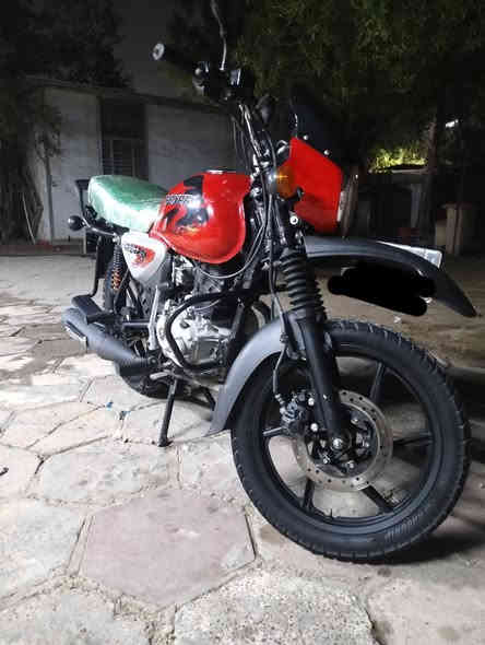 يالله سلام عليكم 
للبيع دراجة بوكسر جديدة 
موديل 2023 
مرقم ديالى شرط تحويل 
مكفول كفاله عامه 
مكينة لا تنقيص ولا تبخير ولا نضوح فول نعومه 
دسكات  اماميه جديد بنز خلي جديد 
دراجة مو مال دلفري
استخدام شخصي
 تاير خلفي جديد جديد
مكان بغداد 
0784684261 بي واتساب 
***********
السعر 2700و بيه مجال قليل
