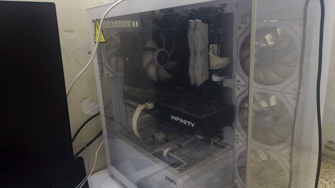 تجميعية pc للبيع
Ups مع شاشه وال
جدا نظيف والله شاهد الاستخدام فعلي فقط شهرين
سبب لبيع عدم تفرغ+ زواج ههههههه
المواصفات 👇🏼👇🏼

· اللوحة الأم: MSI B650M GAMING PLUS WIFI (منفذ
 AM5، 4 فتحات DDR5)
· الكرت الشاش: Palit GeForce RTX 5060Ti Infinity 3 OC 16GB GDDR7 (ذاكرة 128-bit)
· الرامات: TEAMGROUP T-Force Delta RGB 32GB (2×16GB) DDR5 6000MHz CL38 (أبيض)
· التخزين: WD Blue SN5000 1TB NVMe SSD (PCIe Gen 4.0)
· مزود الطاقة: Thermaltake TR-SG 750W (80 Plus Gold، ATX 3.1، موديولار، لون أبيض)
· المبرد: Thermalright Assassin Spirit 120 EVO (مع مروحة TL-S12-S)

🖱️ الملحقات والسويتشر:

· الكيس: SAMA SV-01 White (أبيض، واجهة زجاج أمامية، USB 3.0 x2، 7 فتحات PCI)
· ماوس باد كبير: 80×35 سم، سطح نسيجي، لون أسود (بدون علامة تجارية)
· كيبورد ميكانيكي غشائي (RGB): AULA F3061 (61 مفتاح، رمادي وأبيض)
· مفتاح تفعيل: Windows 11 Pro (مفتاح رقمي فقط)
تجميعية مع شاشة وups للبيع المواصفات 👇🏼👇🏼المعالج: AMD Ryzen 5 7600X (6 نوى / 12 خيط، 4.7GHz، 105W، AM5)
+ جوي ستك كيم سير نظيف جدااااا

 مع شاشة وال ups السعر الكلي للتجمعيه للجاد فقط 
2،250 قفل 
للتواصل *********** 
كل كراتين موجودة ونظيفة جدا
