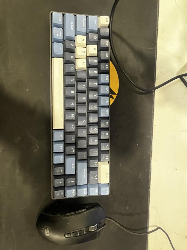 للاستفسار اكثر ***********
حاسبة للبيع مثل ما موضحه بل صور كبالكم أبيعها كلها 
ماوس +كيبورد 
مكسر + مايك 
شاشة 
الكيس 
و الميز
و يوبي اس جبير  
حسابه مرتبه كلش حلوه مستخدمها شي قليل 
المواصفات 
Rx580
Cor i5 جيل ال 9 
SSD 1 تيره و SSD 256 للنضام و HHD تيره 
الرامات 16 
الشاشه متحركه كبيره 60 هيرتز 
ماوس ريد راكون كيبورد ريد راكون ناموس باد جبيره
