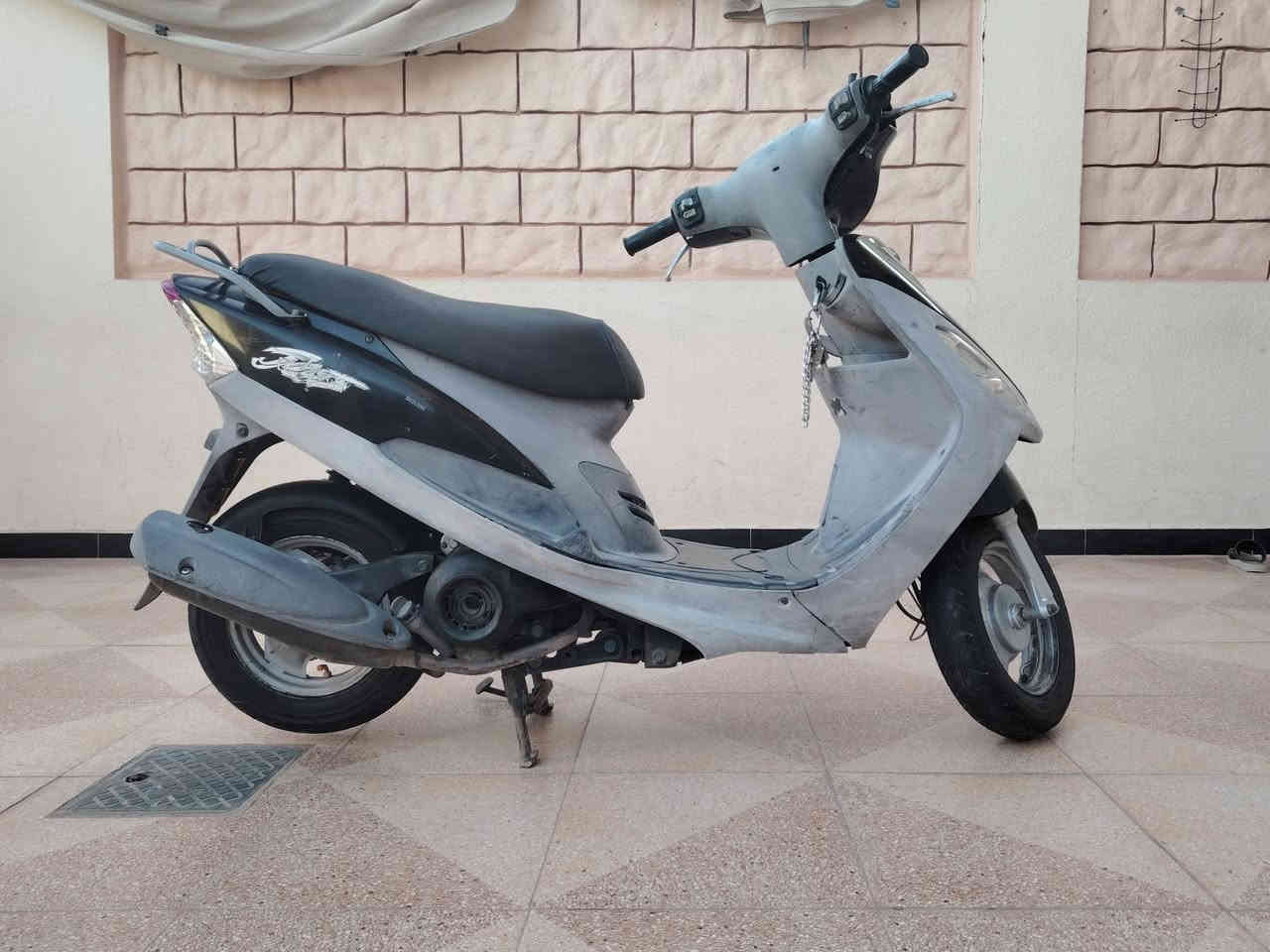 دراجه ماكس منغولي رمبه رمبه ومكاتبه موجوده ما صارها هواي من نازله فولل كامله مكمله مكينه انطيك ضمان بيها برغي ما مفتوح بيها كلشي شغال بيها لايت عالي ناصي اشاير عداد سرعه بانزين ودهن دراجه فول نضافه والله بس متوازي على فلوس لذالك اريد ابيعها وتجي تفحص وتشوف وتأخذ السعر ٧٠٠ وبيها مجال. للاستفسار الرقم *********** واتساب فقط
