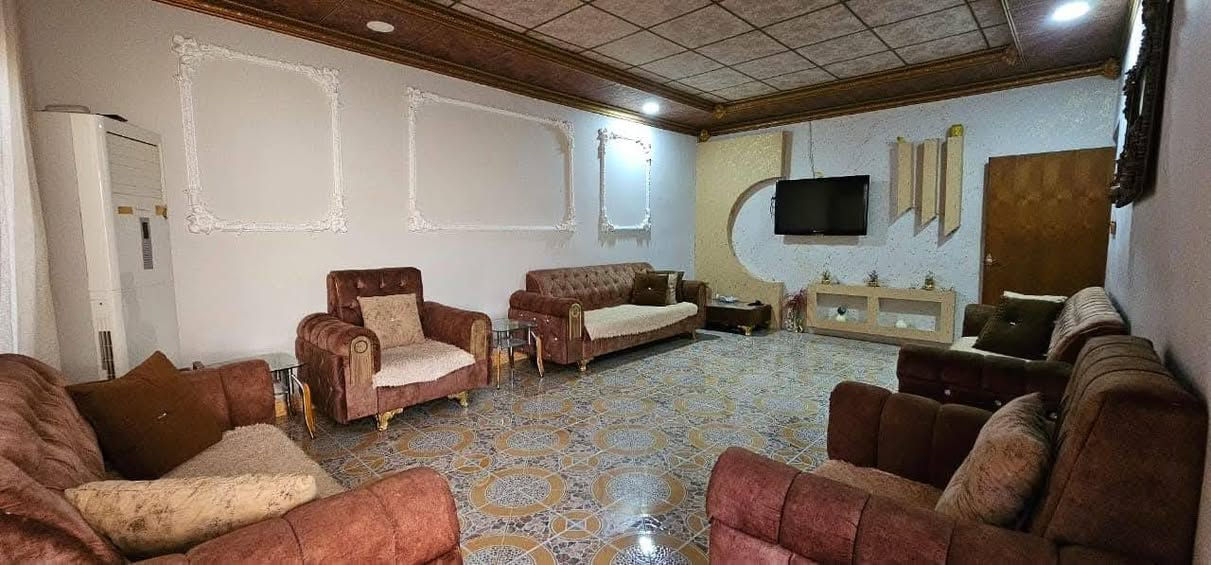 دار للبيع طابو طابق واحد
مساحة ٢٠٠ متر واجهة ١٠

يحتوي على غرفتين نوم و هول و مطبخ واستقبال و صحيات و كراج سيارة

موقع كركوك قادسية الثانية خلف شارع ريسي سوق الخضروات قرب محطة طاهر.
سعر125
للاستفسار ***********
***********
