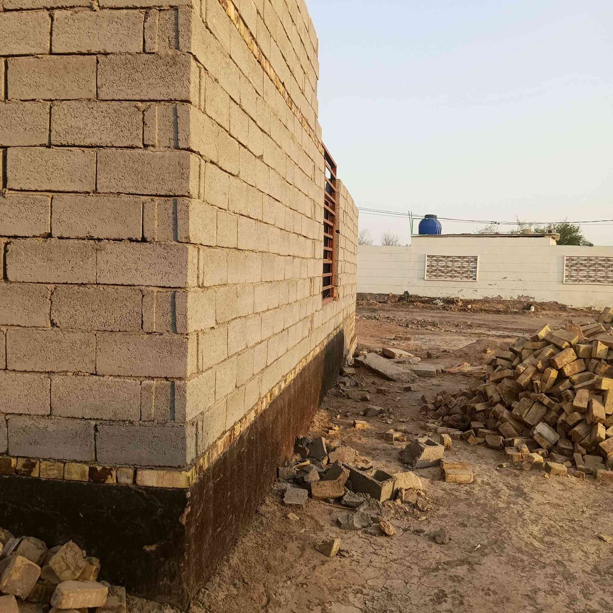 عرصه للبيع مساحتها 200م مع بنا هيكل تحتوي على غرفتين وصاله ومطبخ واستقبال 
عنوانها الشافعية المعمل سند 25 زراعي للتواصل اتصال على الرقم ***********
