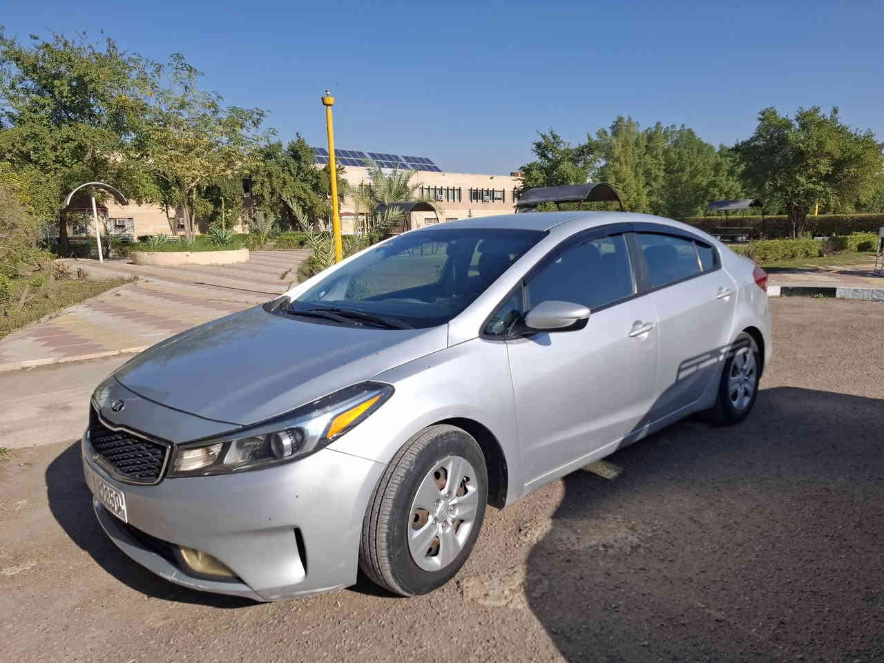 السلام عليكم
فورتي موديل ١٧ 
وارد امريكي ضربتها بنيد وصندوق واثنينهن مصبوغات مع الدعاميات كير محرك تبريد تدفئه تيارات تخم قفلها ١١٨ ورقه تليفون ***********
