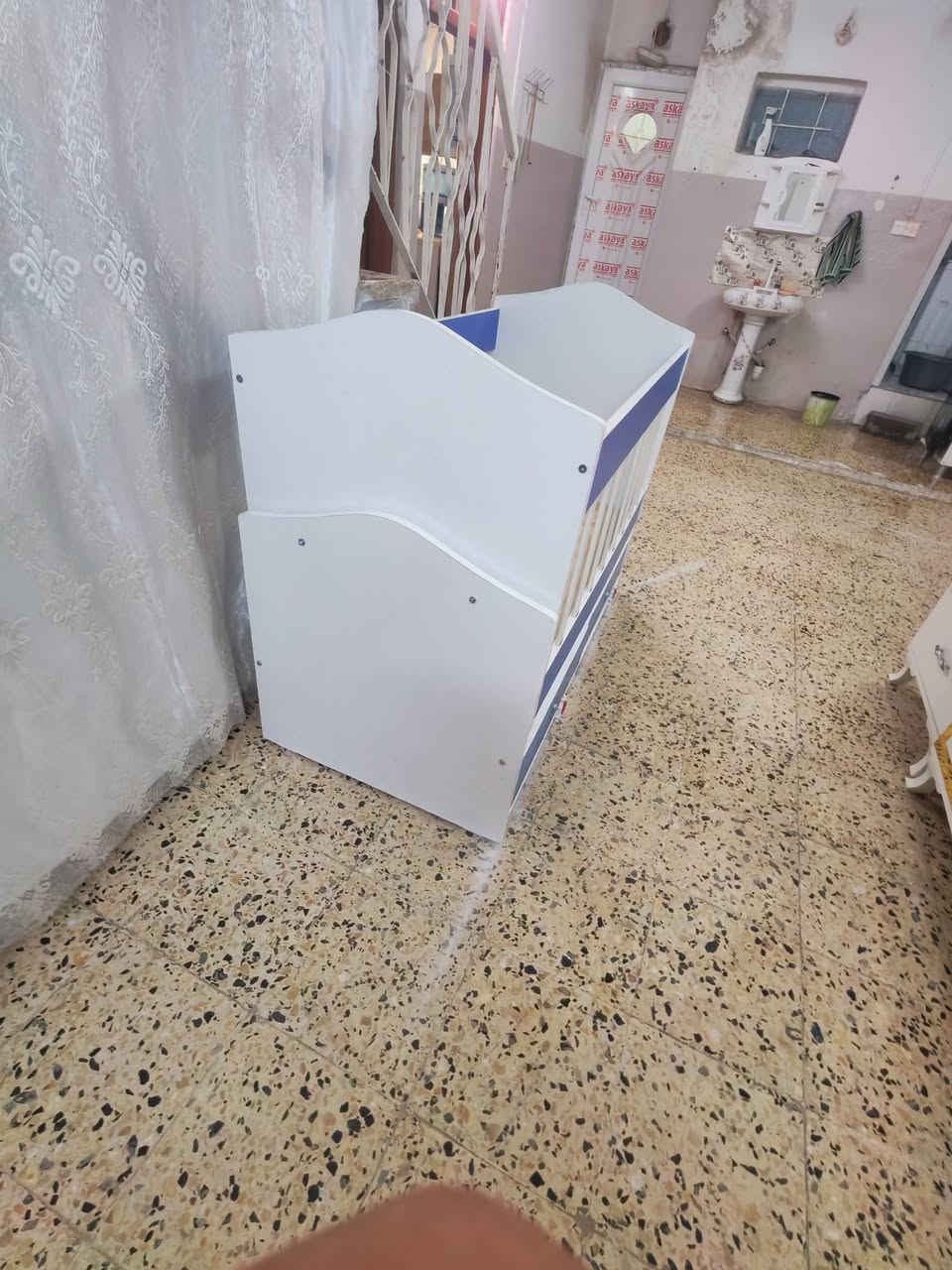 السلام عليكم تخت طفل نظيف اتصل عل رقم ***********
