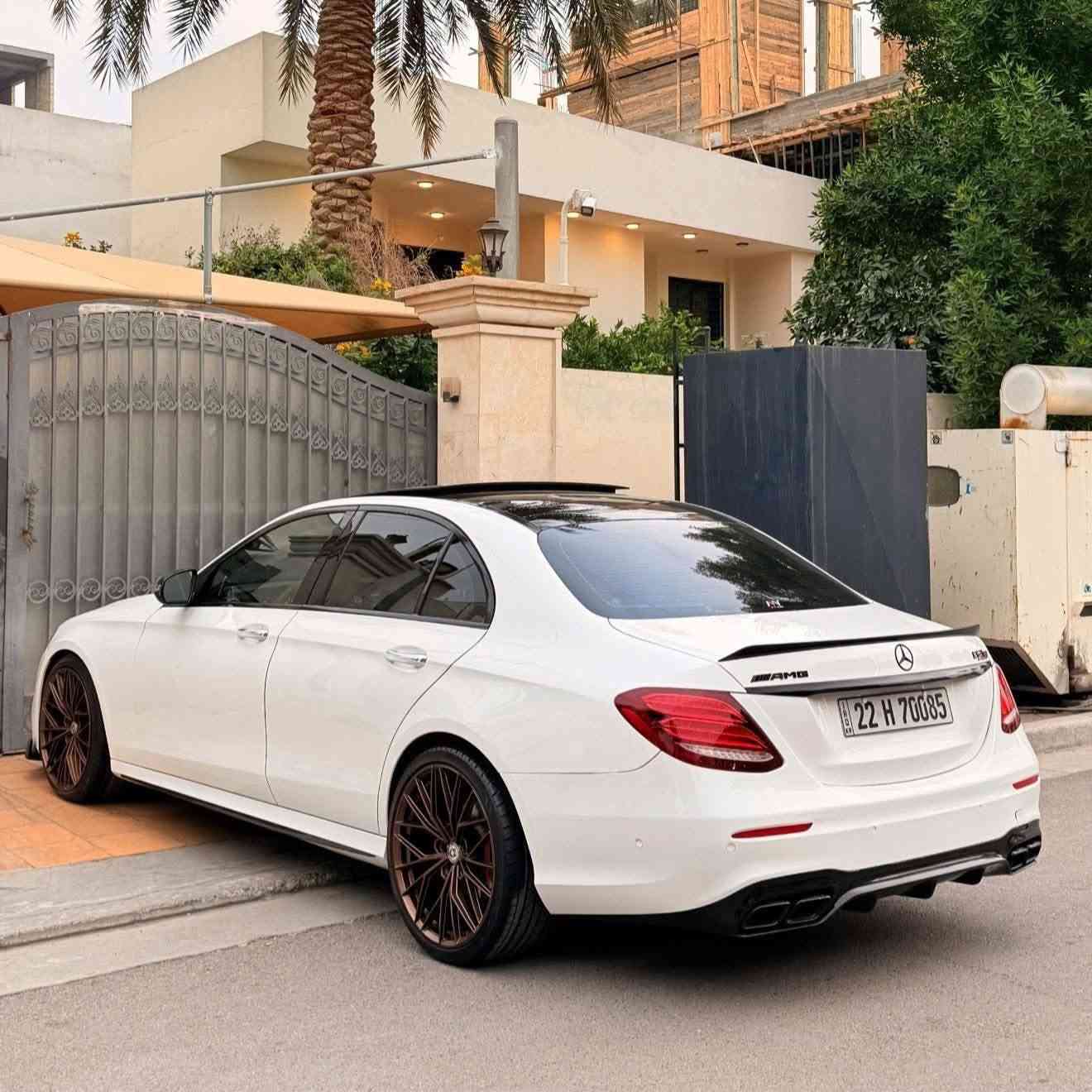 سلام عليكم
E350 موديل 2020 

مغلفة PPF طافي بالكامل 

ويل HR 

كتe 63Sبالكامل 

مواصفات السيارة :

داخل بيجي + دشبول بيانو Sclass  

سستم سماعات برومستر 

كامرة خلفية + حساسات  & رادار360

فتحة سقف بانوراما 

فصين الدشبول 

تحديد مسار + نقطه عمياء +توقف ذاتي 

وبعد بيها هواية مواصفات 
ناقل الحركة 9 نمر 

محرك 2000 تيربو 

محرك السيارة : بحالة جيدة 

المسافة المقطوعه 104الف KM
___________________________
حادث السيارة 
جاملغ + البونيد 
القطع المصبوغه البونيد فقط 
جاملغ تبديل قطعة اصلية 
ايرباك دشبول فقط 
بدون دواخل ولا شواصي وبدون للغد 

سعر : 314$

الاتصال :***********
