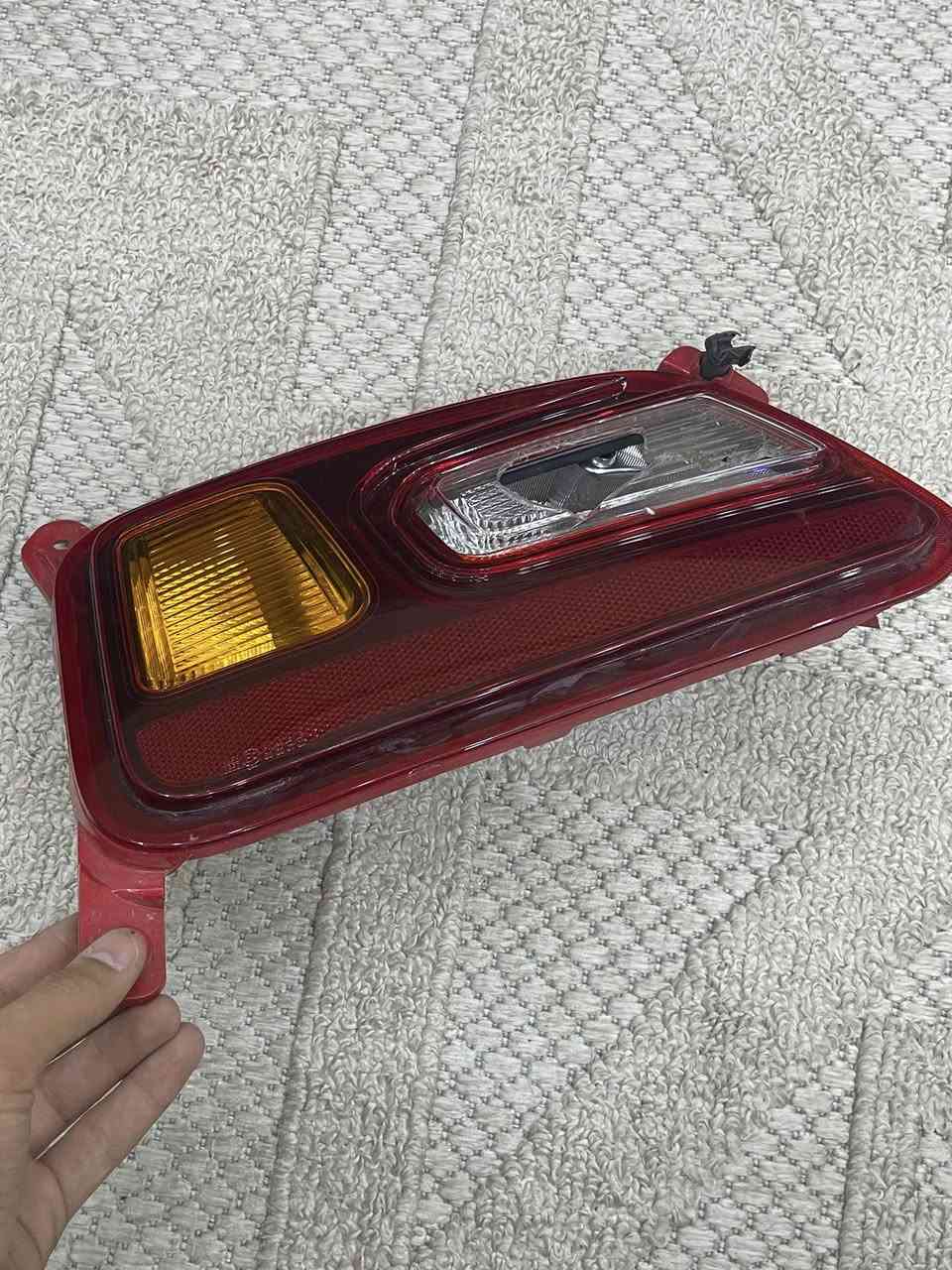 سلام عليكم لايت خلفي مال كونه مديل 18/19/20 بحال جيده بس الزجاجه البيضه مكسوره وكامره ودكمه فتح الصندوك ولايتات الصندوك للستفسار او الاتصال على هذا الرقم ***********
