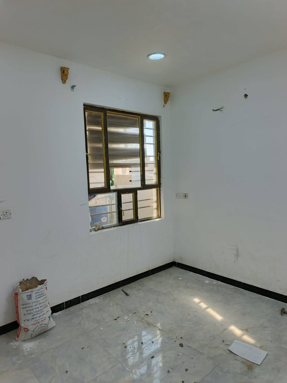 السلام عليكم بيت #للايجار كميره قرب مدرسة الفلاح شارع امير الكصاب 
طابق ثاني مساحه ١٠٠م الدرج والبالكون معزول عزل تام 
مدخلين وغرفتين نوم واستقبال  ومطبخ وبيتونه والسطح الك
كامل من كلشي 
تواصل ***********
