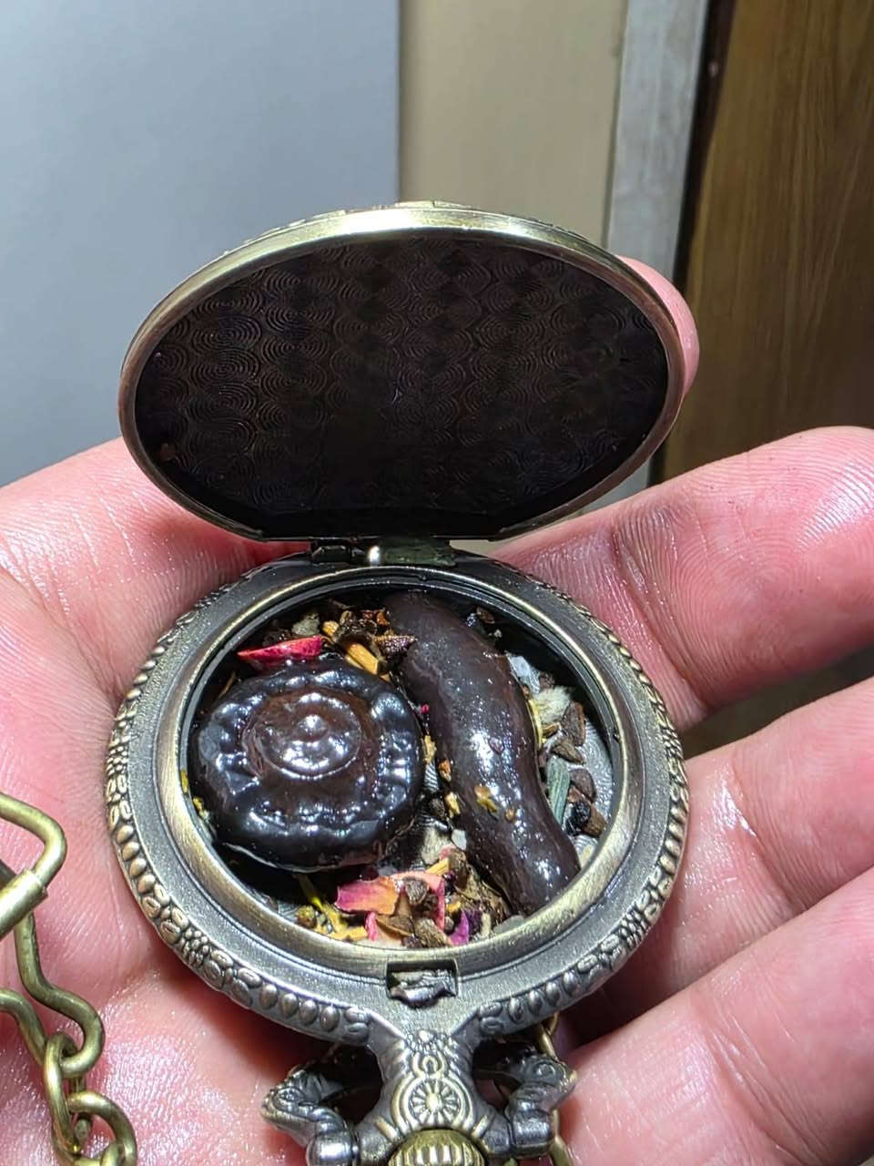 قلاده من.النتيك معه حجر هبهاب فرعوني حجر قوي جدا فول من اقوا الحجار حجر مروحن ومنجم ومكشوف مناميا فول مال زماط محبه قويه جدا تقارب تهيج ف.س اد طاعه خضوع عقد لسان.تسهيل امور تواصل خاص او واتساب *********** قلاده قديمه فرعونيه معه حجر هبهاب فرعوني فول
