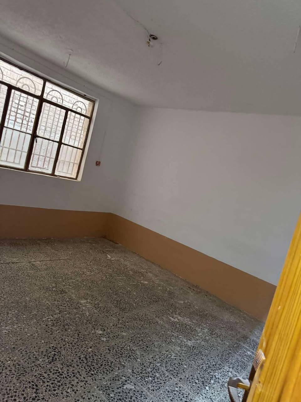 #للرهن
بيت 200 متر طابو صرف
حي ميسان قطاع 22 .. قرب شارع البوريات

يحتوي على
غرفة وصالة واستقبال ومطبخ ومكشوفة
وصحيات داخلية وخارجية وطارمة وحديقة

#سعر_الرهن 40 قفل : لمدة سنة وقابل للتجديد

للاستفسار *********** مكتب القلعة بحي ميسان
